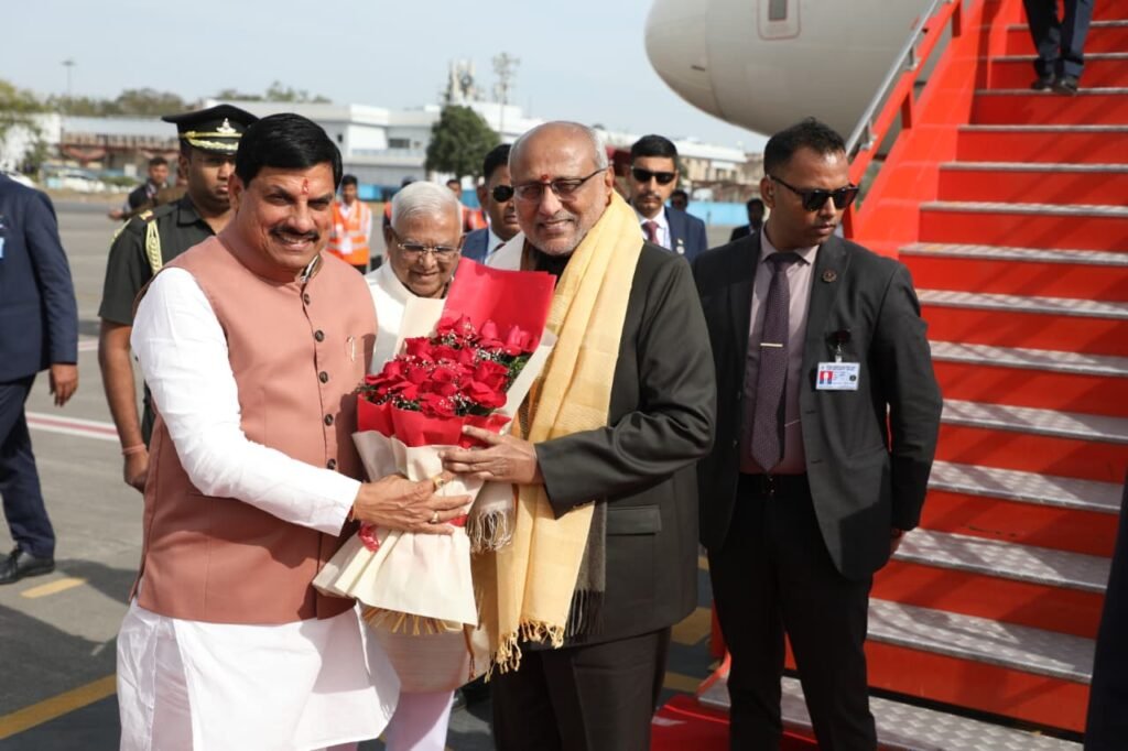 उपराष्ट्रपति सीपी राधाकृष्णन का इंदौर आगमन, लोकमाता अहिल्याबाई की प्रतिमा का हुआ अनावरण