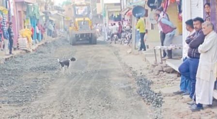 अतिक्रमण हटाए बिना सड़क का काम शुरू, सड़क हुई संकरी