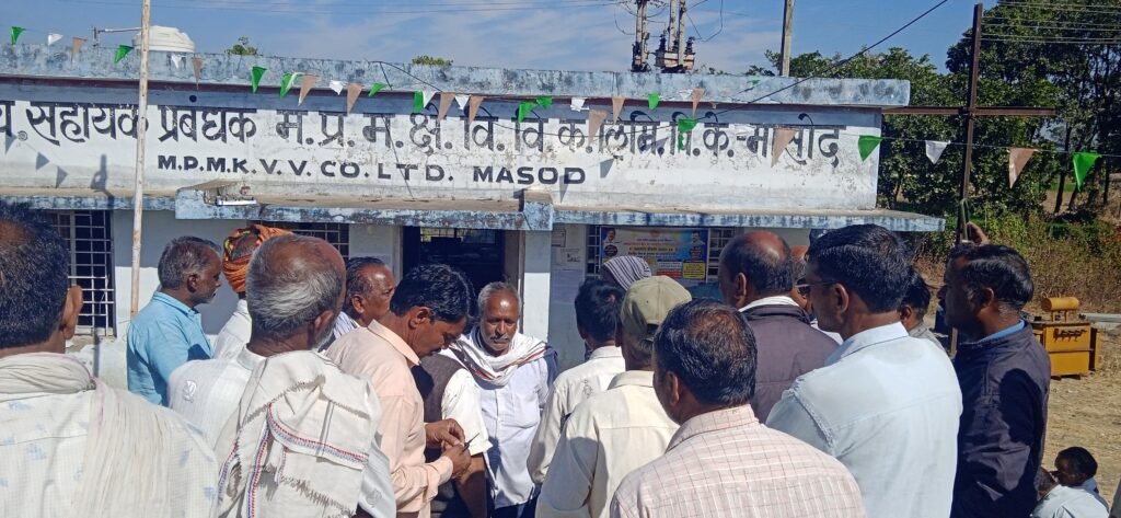 अघोषित बिजली कटौती से परेशान किसानों ने मासोद के बिजली आफिस का किया घेराव 