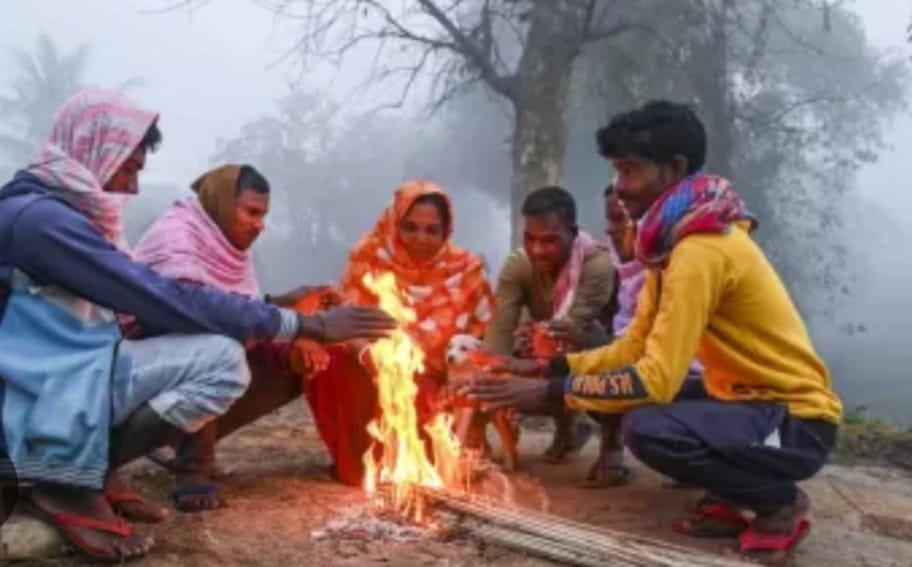 रात का पारा भी लुढक़ा, कोहरे की आगोश में शहर, शीतलहर