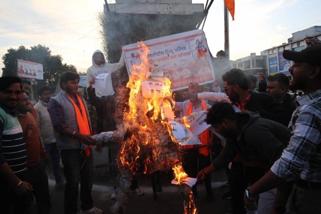 बांग्लादेश में हिंदुओं पर अत्याचार के विरोध में भोपाल में प्रदर्शन, कट्टरपंथियों का पुतला दहन