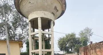 आलमपुर में जर्जर टंकी से पानी की सप्लाई बंद, टंकी जल्द गिरेगी