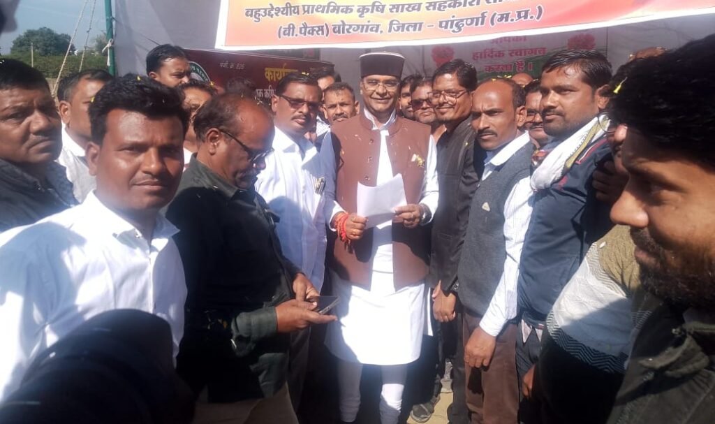 पांढुरना प्रवास पर सहकारिता कर्मचारियों ने मंत्री सारंग को सौंपा वेतन निर्धारण का ज्ञापन