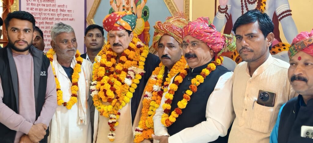 गांव पहुंचकर प्रदेश अध्यक्ष का सम्मान