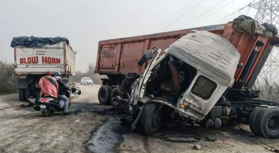 कोहरे के चलते कनई बायपास मार्ग में दो कोल वाहन टकराए