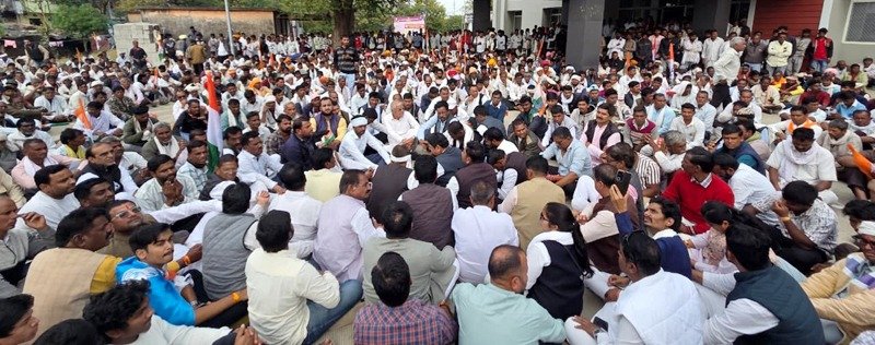 खाद,बिजली समस्या से परेशान हजारों किसान कांग्रेस के प्रदर्शन में शामिल हुए