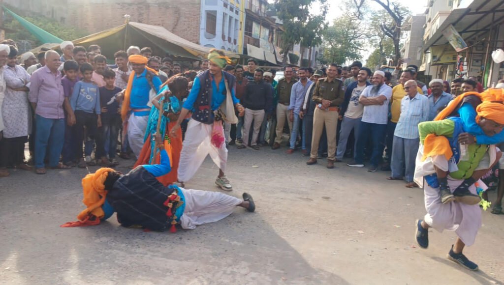 चालान नहीं, हेलमेट चाहिए, नुक्कड़ नाटक के जरिए यातायात सुरक्षा का संदेश