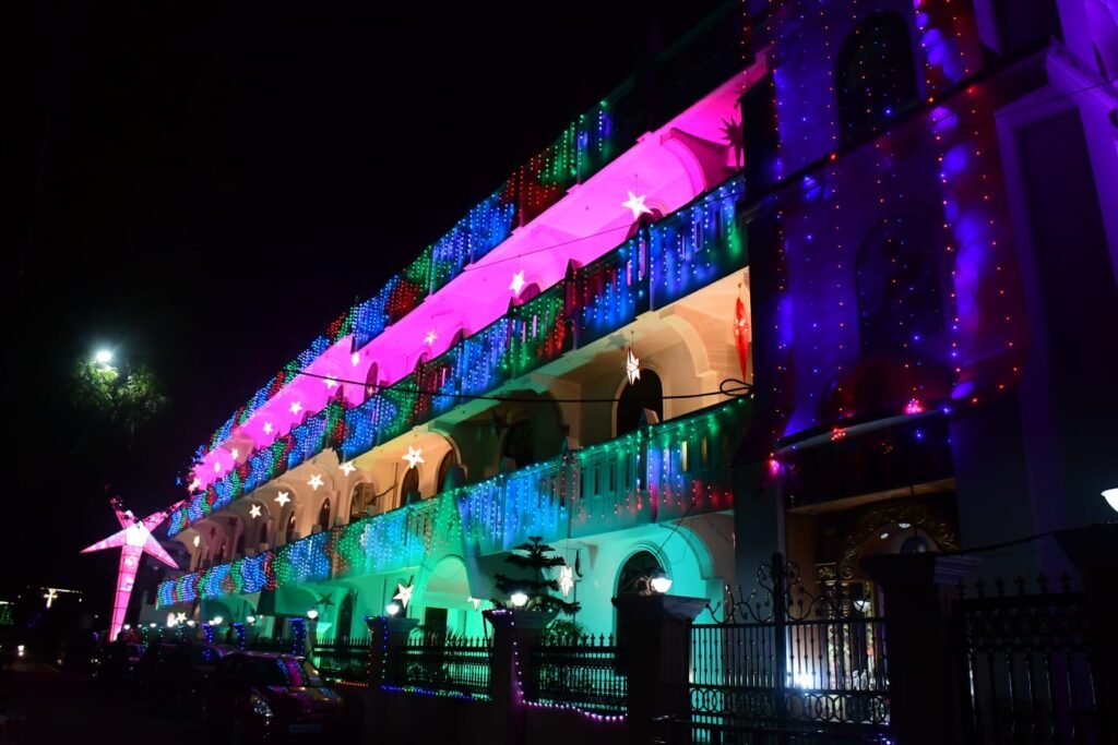 क्रिसमस से पहले सेंट थॉमस कैथड्रल में 26 फीट ऊंचा सितारा बना आकर्षण