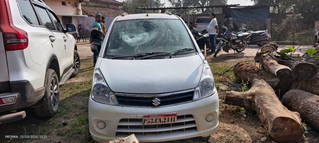 कार में पत्थर से हमला कर नकाबपोशों ने जेवरातों भरा झोला लूटा