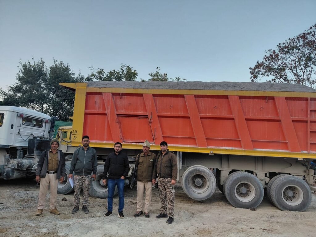 अवैध डस्ट लेकर जा रहा डंपर जप्त