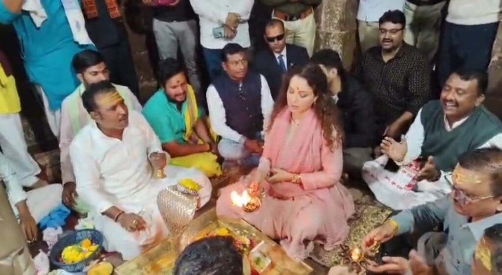 कंगना रनौत ओंकारेश्वर पहुंचीं सीएमके बेटे बहु भी नर्मदा परिक्रमा पर