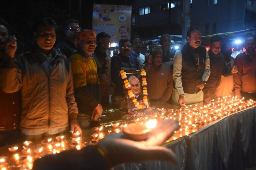 माता मंदिर पर बीजेपी ने अटल बिहारी वाजपेयी की जयंती की पूर्व संध्या पर दीप जलाकर दी श्रद्धांजलि