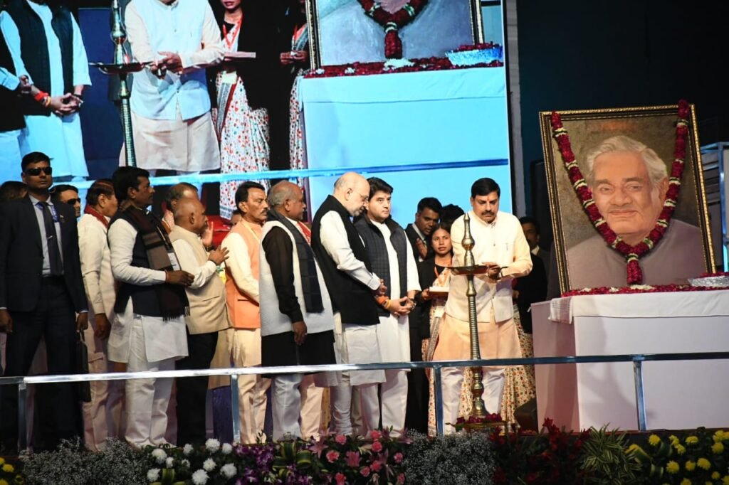 अमित शाह ने ग्रोथ समिट के लिये मुख्यमंत्री की मेहनत को सराहा