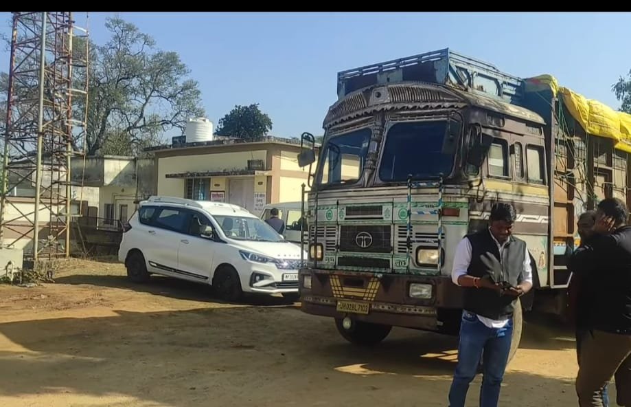 1 करोड़ 80 लाख का गांजा ट्रक समेत जब्त, दो गिरफ्तार