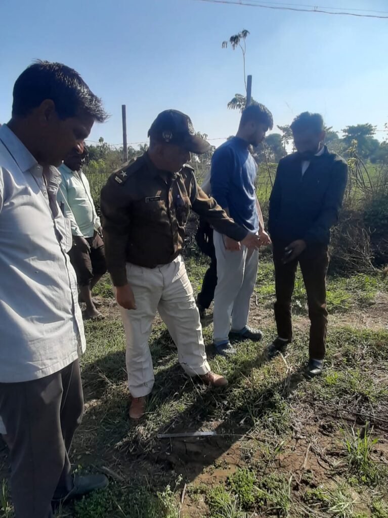 तेंदुए-बाघ की तलाश में भटक रहे वनकर्मी