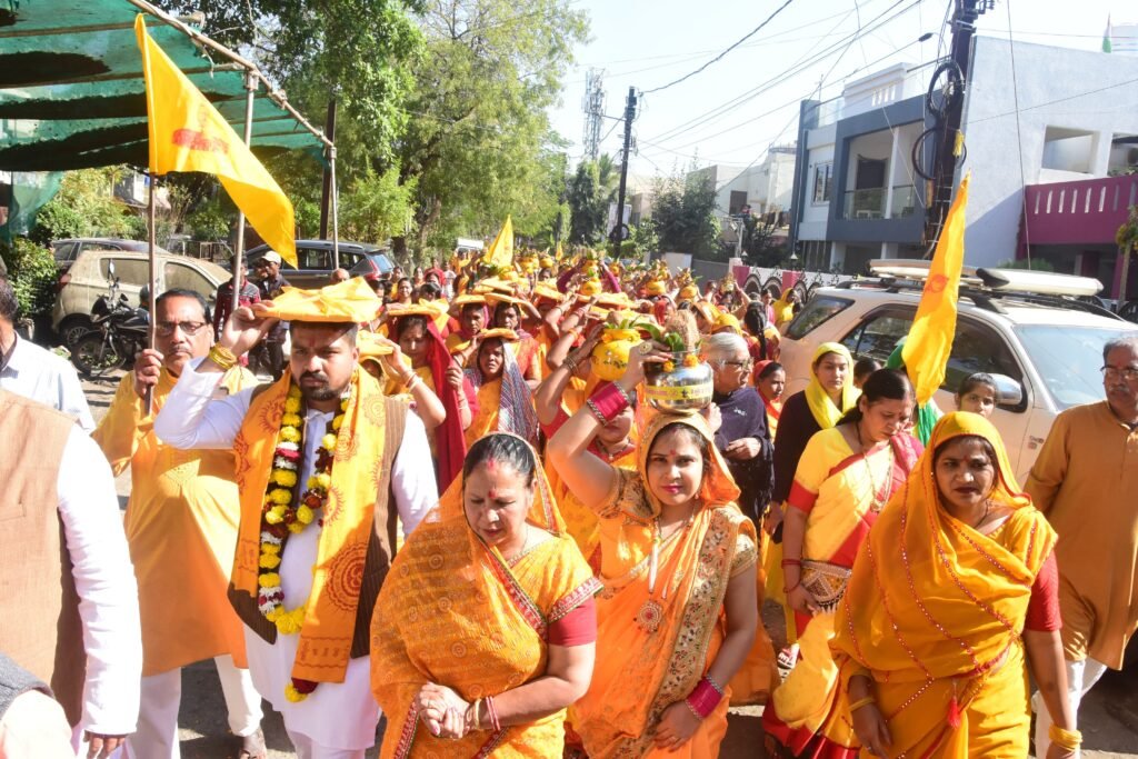 नेहरू नगर में 24 कुंडीय गायत्री महायज्ञ को लेकर निकली भव्य कलश यात्रा