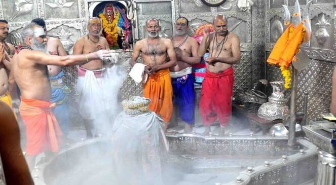 छुट्टियां लगते ही महाकाल मंदिर में लाखों श्रद्धालुओं की भीड़ उमडऩा शुरू 