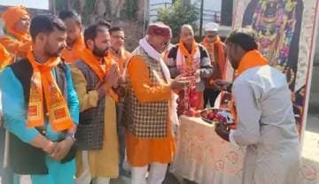 विश्व हिंदू परिषद ने निकाली शौर्य यात्रा, नगर में जगह-जगह पुष्पवर्षा