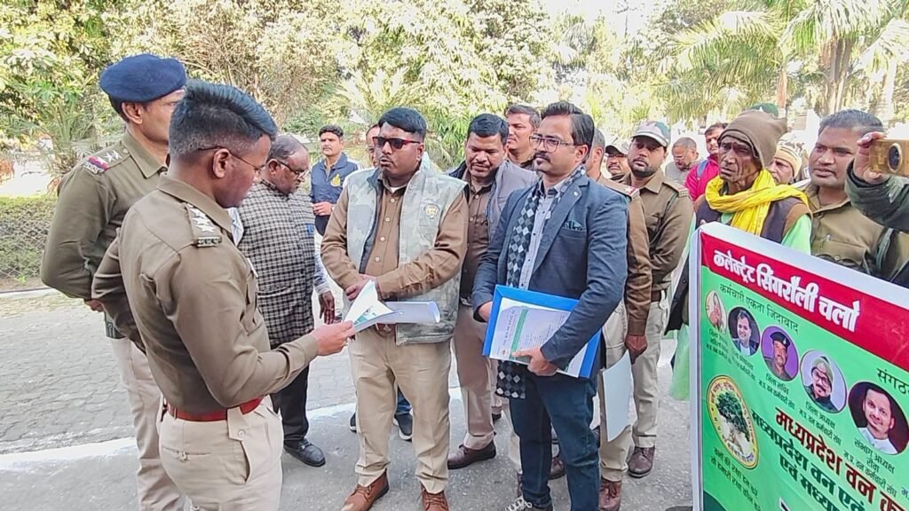 वन विभाग कर्मियों ने पुलिस अधीक्षक सिंगरौली को सौपा ज्ञापन 