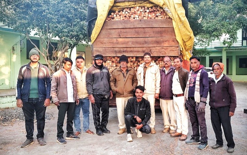 राजस्थान जा रहा अवैध लकडिय़ां से भरा वाहन जब्त