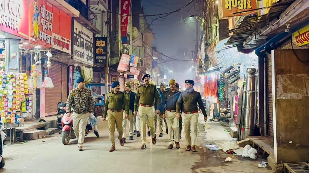 सुरक्षा व्यस्था को लेकर रात मे शहर की सड़क पर उतरे पुलिस अधीक्षक 