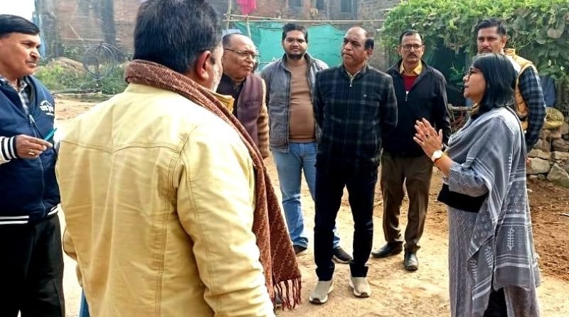 खुरैरी से गुहीसर तक पूरी चौड़ाई में बनेगी सड़क, कलेक्टर ने किया मुआयना