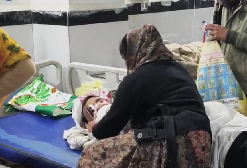 पतंग उड़ाते समय छत से गिरा 9 वर्षीय बच्चा, जिला अस्पताल में भर्ती