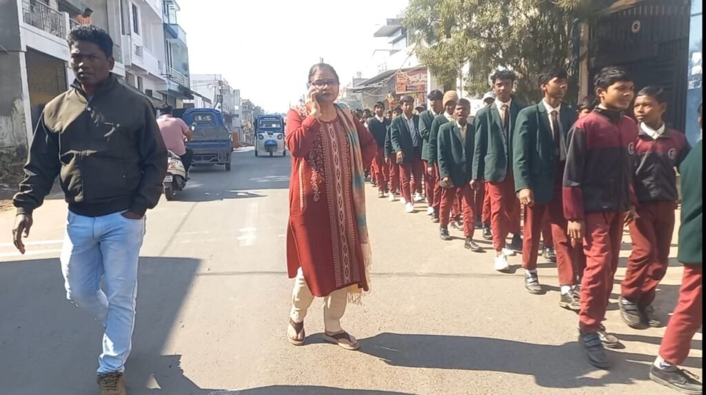 प्रिंसिपल के व्यवहार से आक्रोशित छात्र सड़कों पर उतरे