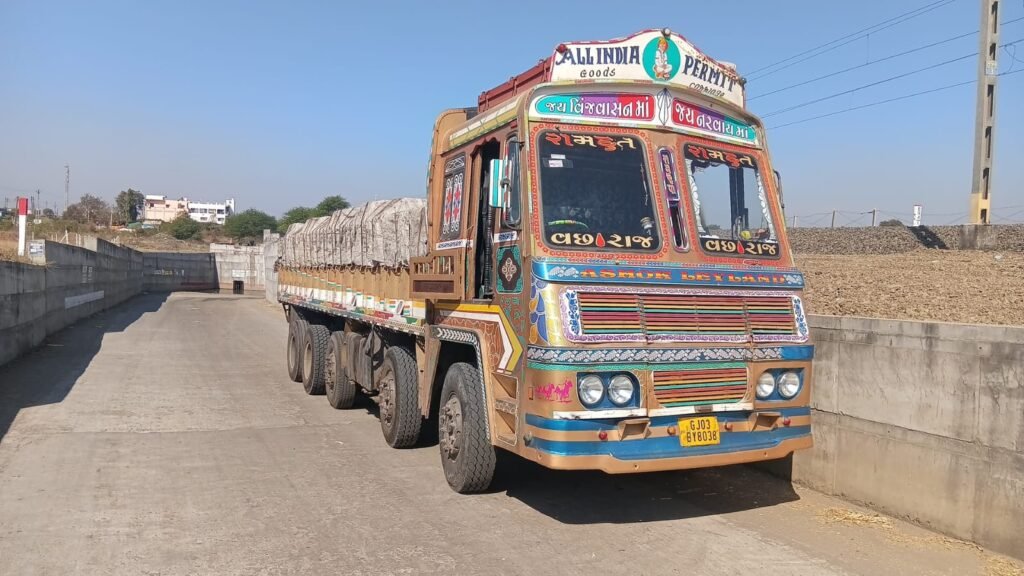 बिना मंडी टैक्स चुकाए गुड़ भरकर राजकोट जा रहा ट्रक पकड़ाया 