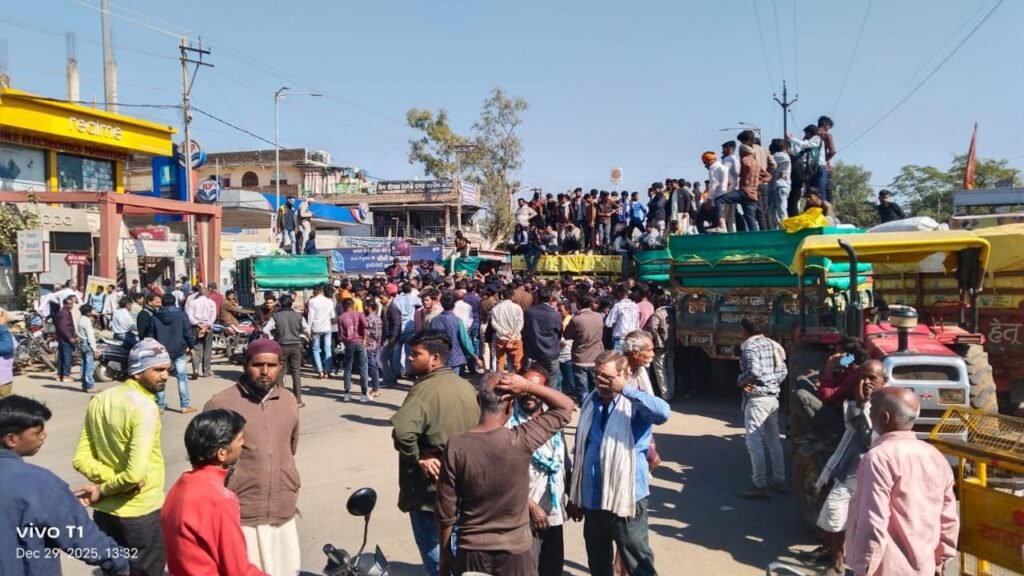 सागर-भोपाल मार्ग ठप, धान के दाम घटने से किसानों का चक्काजाम