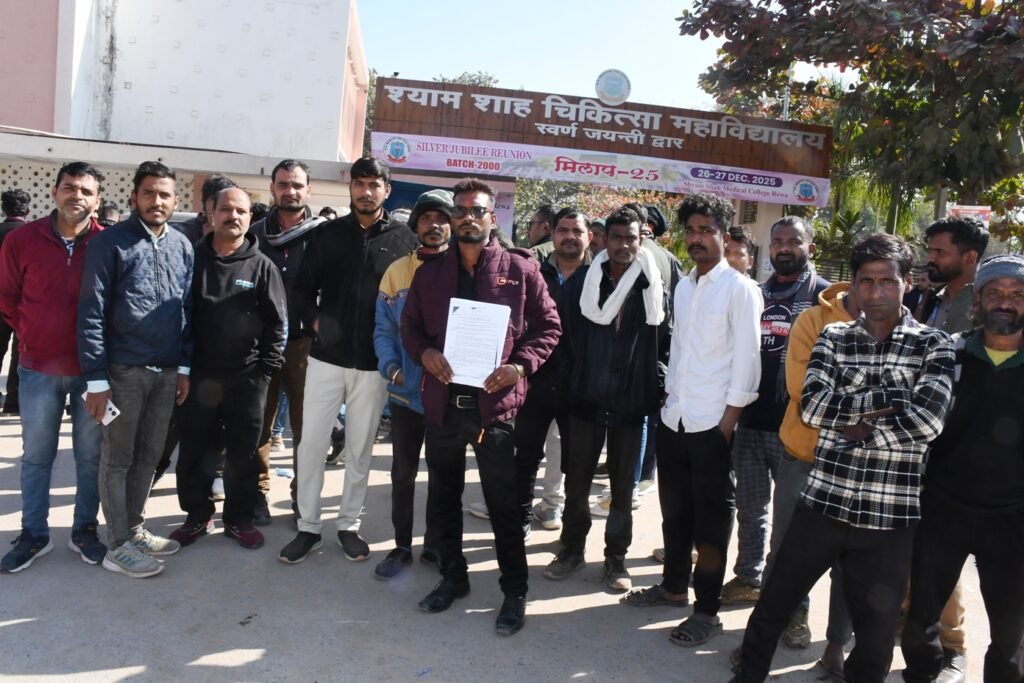 अस्पताल के आउटसोर्स कर्मचारी कामबंद हड़ताल पर
