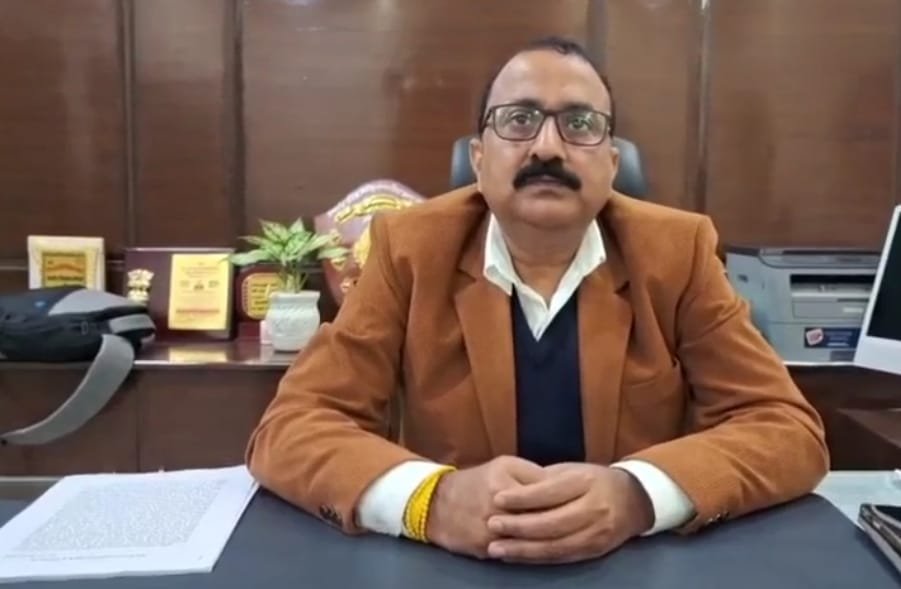 बक्सवाहा छात्रावास में नियमों की अनदेखी पर अधीक्षिका निलंबित पति के ठहरने पर जिला पंचायत सीईओ ने लिया एक्शन