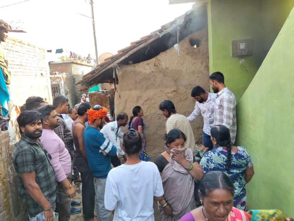 वार्ड नंबर 8 में भीषण आग: घर गृहस्थी का सामान जलकर खाक