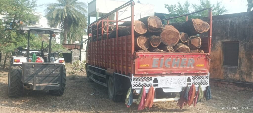 इंदौर ले जा रहे थे अवैध रुप से वन उपज, वन विभाग के अमले ने की कार्रवाई