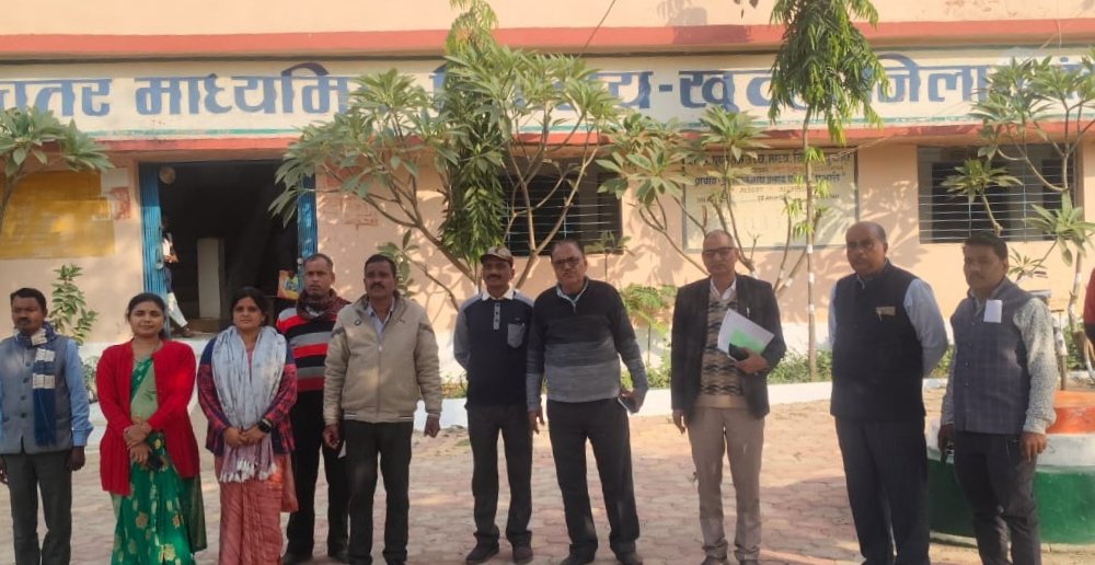 विद्यालय का औचक निरीक्षण करने पहुंचे डीईओ ने छात्रों को दिये टिप्स