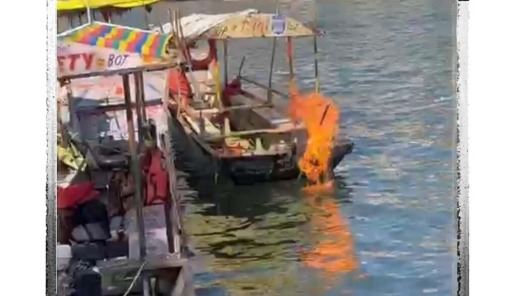 नाव के पेट्रोल इंजन में आग लगी,बड़ा हादसा टला श्रद्धालुओं ने जान बचाई