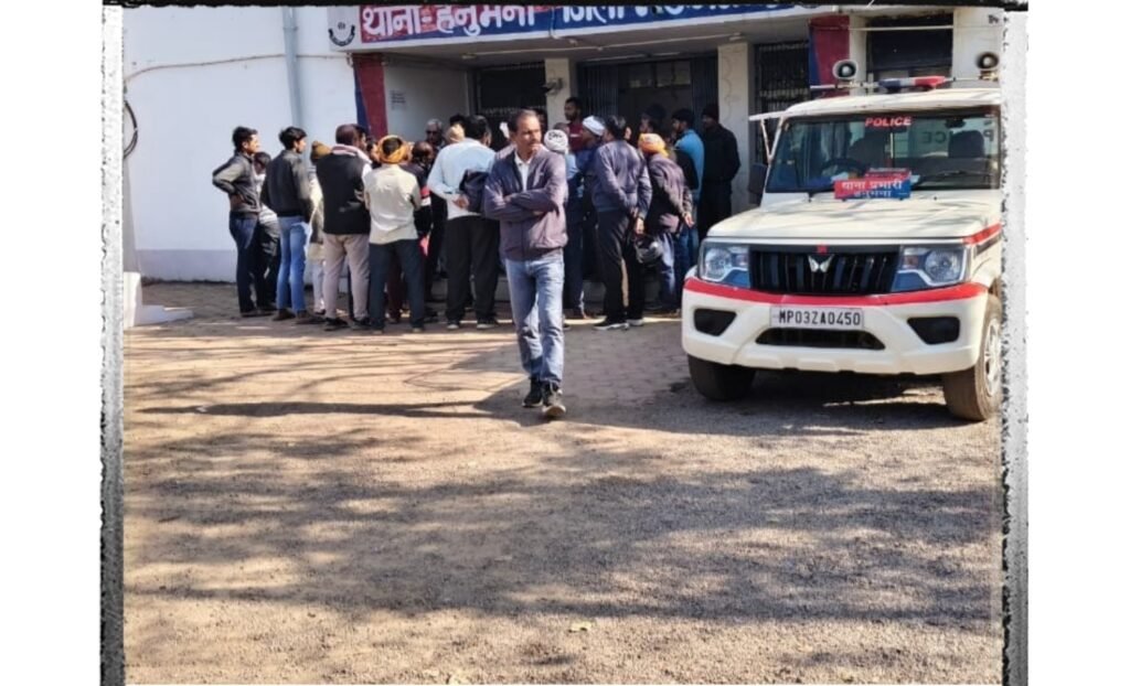 संदिग्ध मौत पर परिजनों ने हत्या का आरोप लगाकर थाने का किया घेराव
