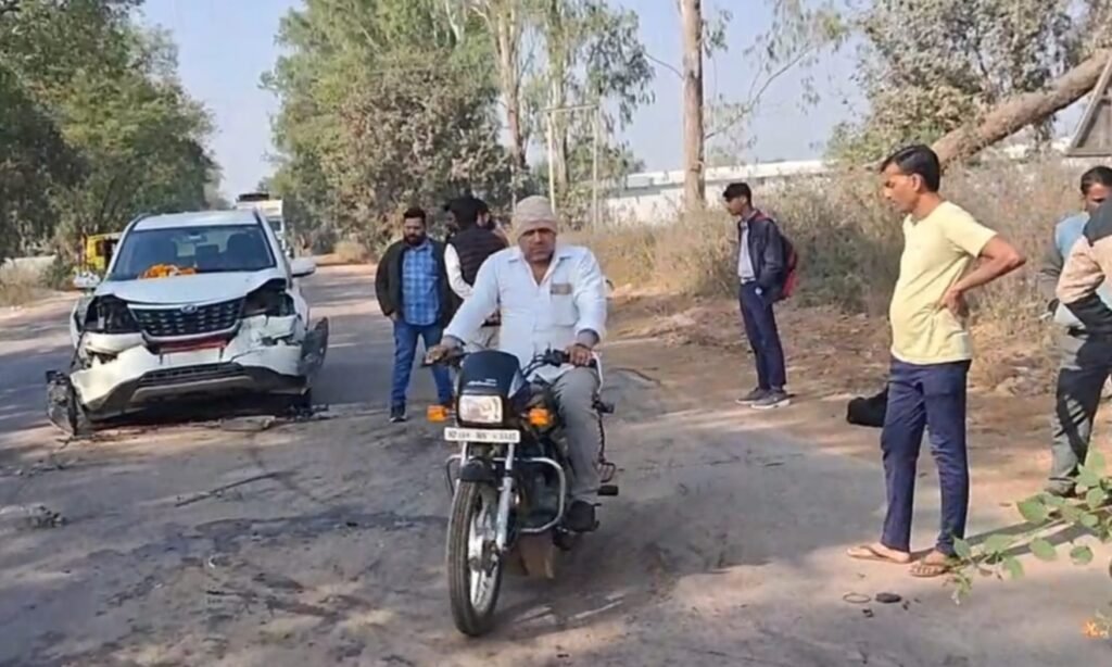 जीतू पटवारी के काफिले की तीन कारें टकराई 