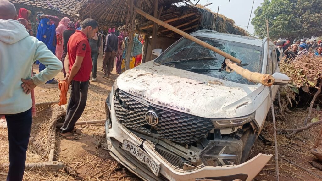 कोल्हुआ गांव में घर में घुसी बेकाबू कार, अधेड़ की मौत