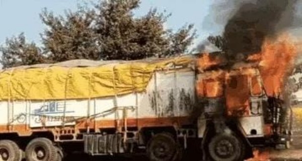 शिवपुरी में चलते ट्रक के केबिन में लगी आग, ड्राइवर ने कूदकर बचाई जान