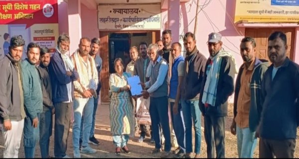 ग्राम रिछावर के ग्रामीणों ने सड़क निर्माण संबंधी समस्याओं को लेकर सौंपा ज्ञापन