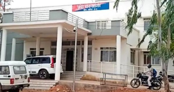 पति के दोस्त ने महिला से किया दुष्कर्म, पति को धक्का देकर भागा दुष्कर्मी