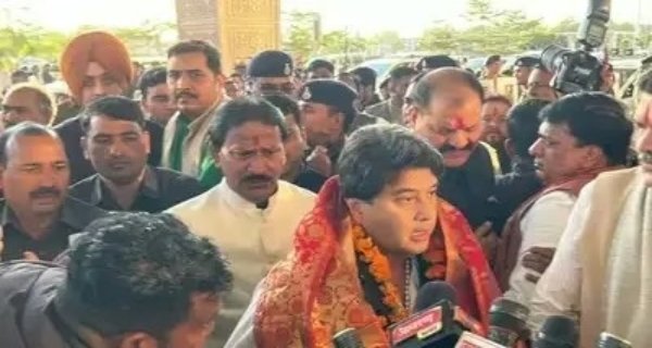 सिंधिया ने ‘एयरपोर्ट पर डेढ़ घंटे किया इंतजार, खुद बताई अपनी तकलीफ