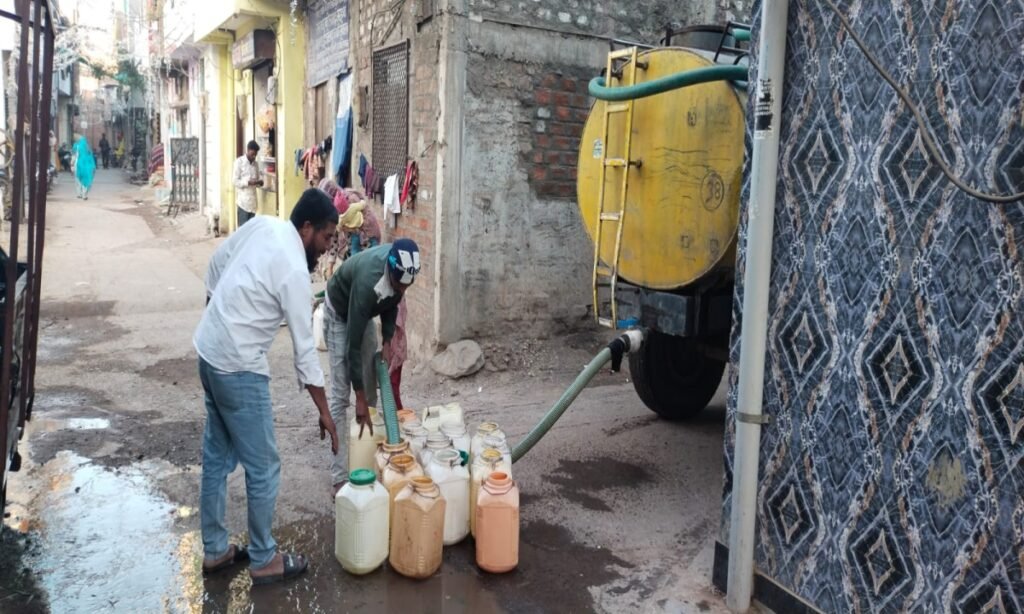 सडक¸ चौड़ी करने के लिए नर्मदा पाइप लाइन ही कर दी बंद