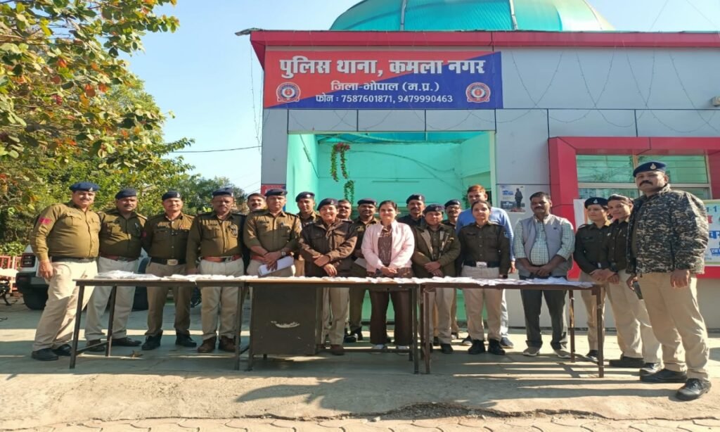 पुलिस ने पकडा हथियारों का बड़ा जखीरा, 75 चाकू और 4 तलवारें बरामद