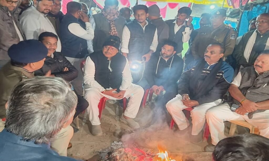 जनता के बीच प्रभारी मंत्री: तीनखेड़ा में चौपाल, आदिवासी सरपंच के घर गुजारी रात