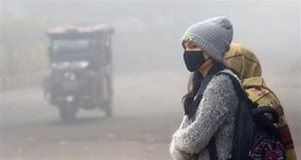 कड़ाके की ठंड के बीच तापमान में उछाल आने से कुछ राहत