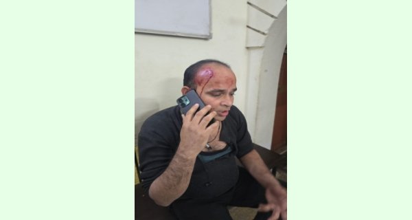 थाने में अधिवक्ता पर हमले का आरोप, अधिवक्ताओं का हंगामा