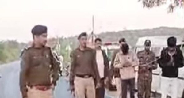 शैलू गुर्जर और राहुल शुक्ला का पुलिस ने सार्वजनिक रूप से निकाला जुलूस