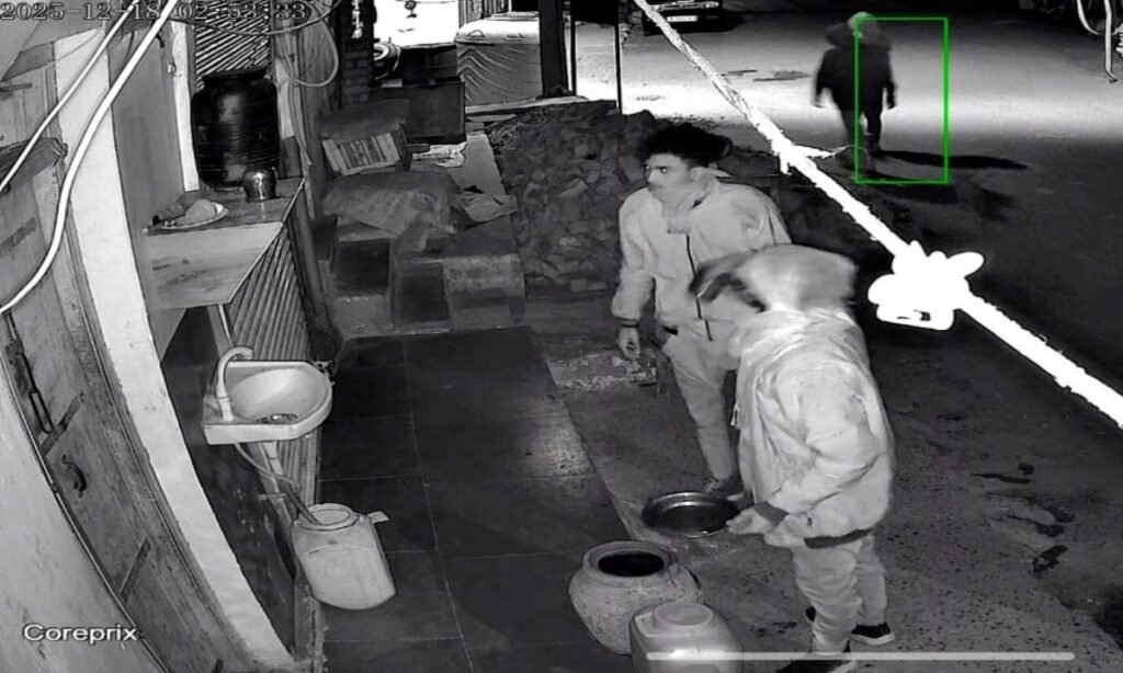 एक ही रात में तीन बाइक चोरी, चार चोर सीसीटीवी में कैद